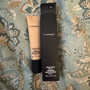 MAC Cosmetics Studio Sculpt SPF 15 Foundation - NW15